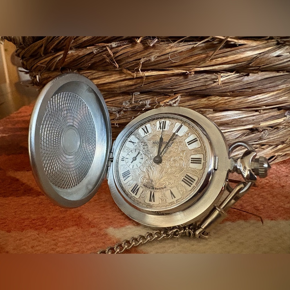 Vintage Russian Molnija Pocket Watch with Chain - Picture 5 of 6